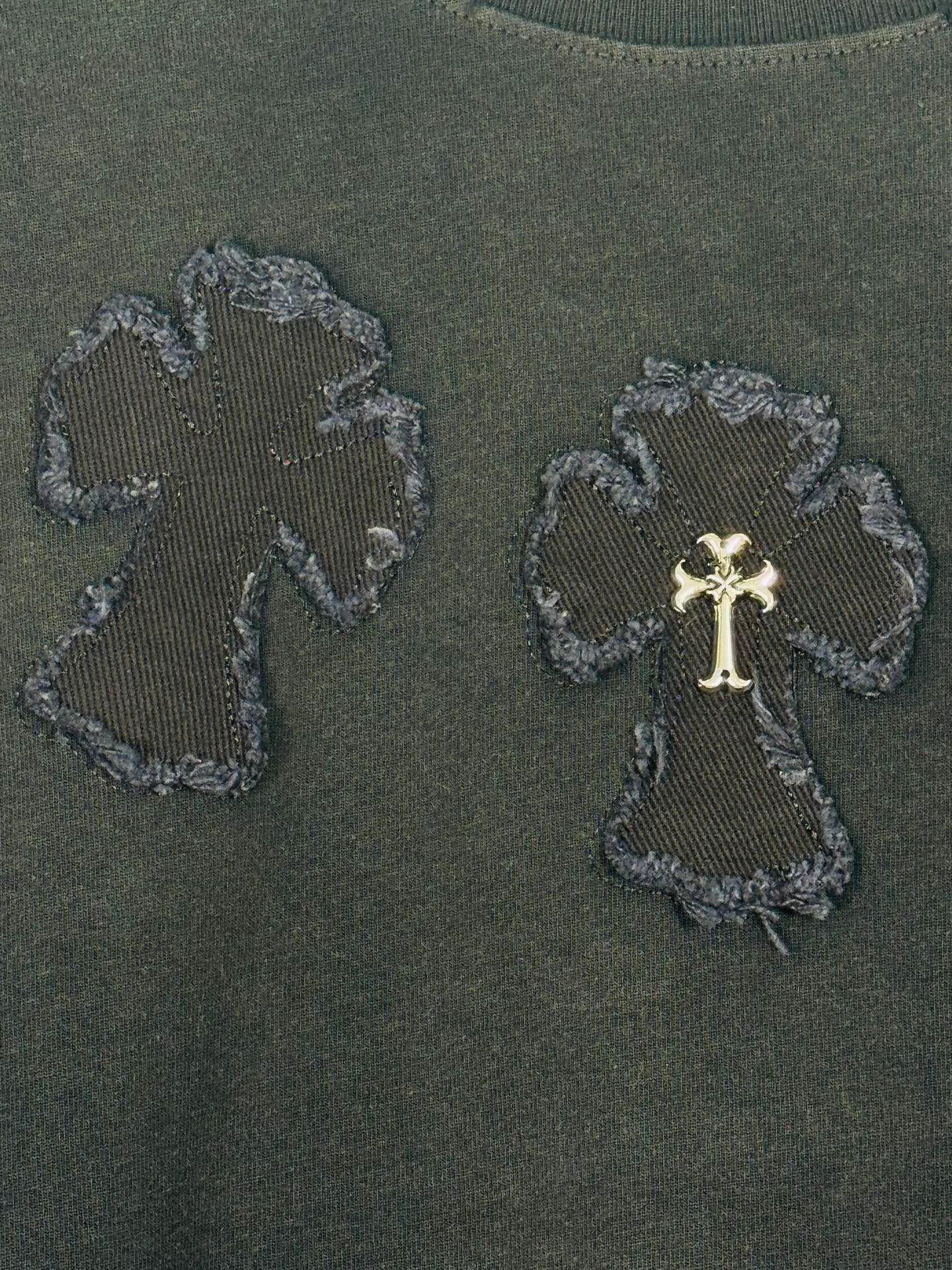 P250 top version, real shot without P, ​​different from market currency) 𝗖𝗵𝗿𝗼𝗺𝗲 𝗛𝗲𝗮𝗿𝘁𝘀/Cro Heart 2025 Autumn and Winter Horseshoe Cross Appliqué Embroidered Couple Casual Long Sleeve 👑The highest version! Customized fabric 320g fabric! Horseshoe cross patch embroidery, a best-selling model at the counter, very comfortable to wear. Accessories: original molded and authenticated collar label ➕ 100% silk wash water label. Genuine purchase-grade original hangtag➕matching hanging rope➕3D hanging beads➕original packaging bag. Craftsmanship: The original version has consistent wiring! The highest version of the armhole matching technique! Color: Black White Size: S M L XL Style No.: 5172